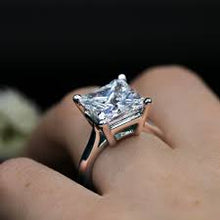 Load image into Gallery viewer, Ring With Princess Cut diamond
